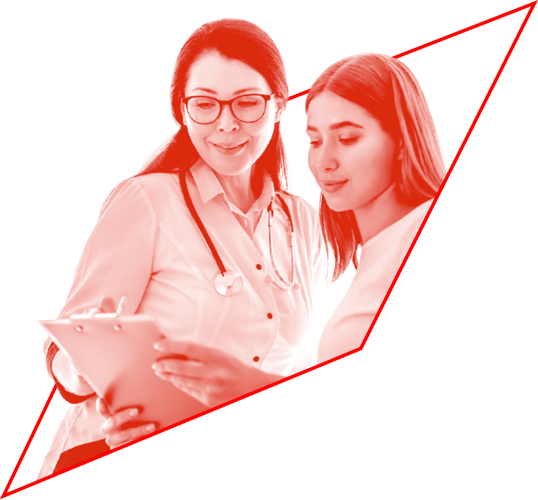 Médica e paciente analisando um plano de cuidado
